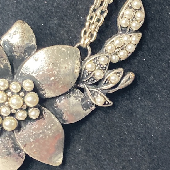 20" Antiqued Finish Silver Tone Flower Necklace Statement Piece - Picture 6 of 11